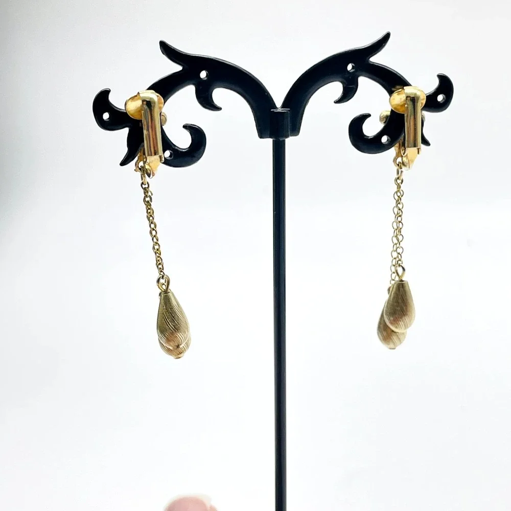 Vintage Gold Tone Chain Dangle Clip On Earrings Teardrop Bead Long Fleur de Lis